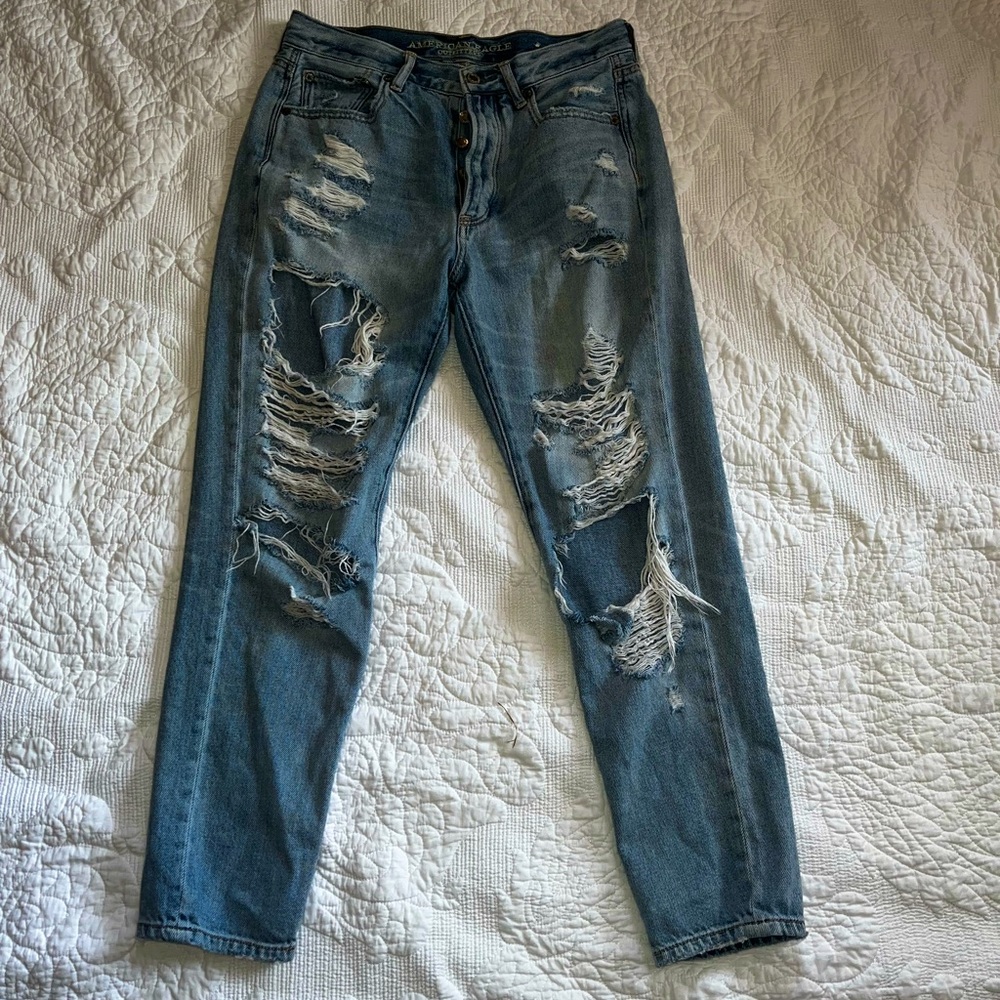 RIPPED JEANS